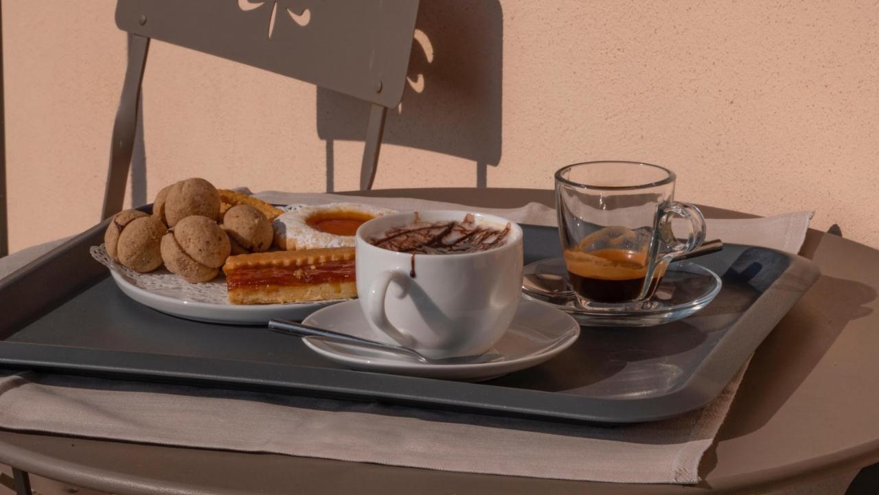 Il Borgo B&B Castellinaldo Bagian luar foto