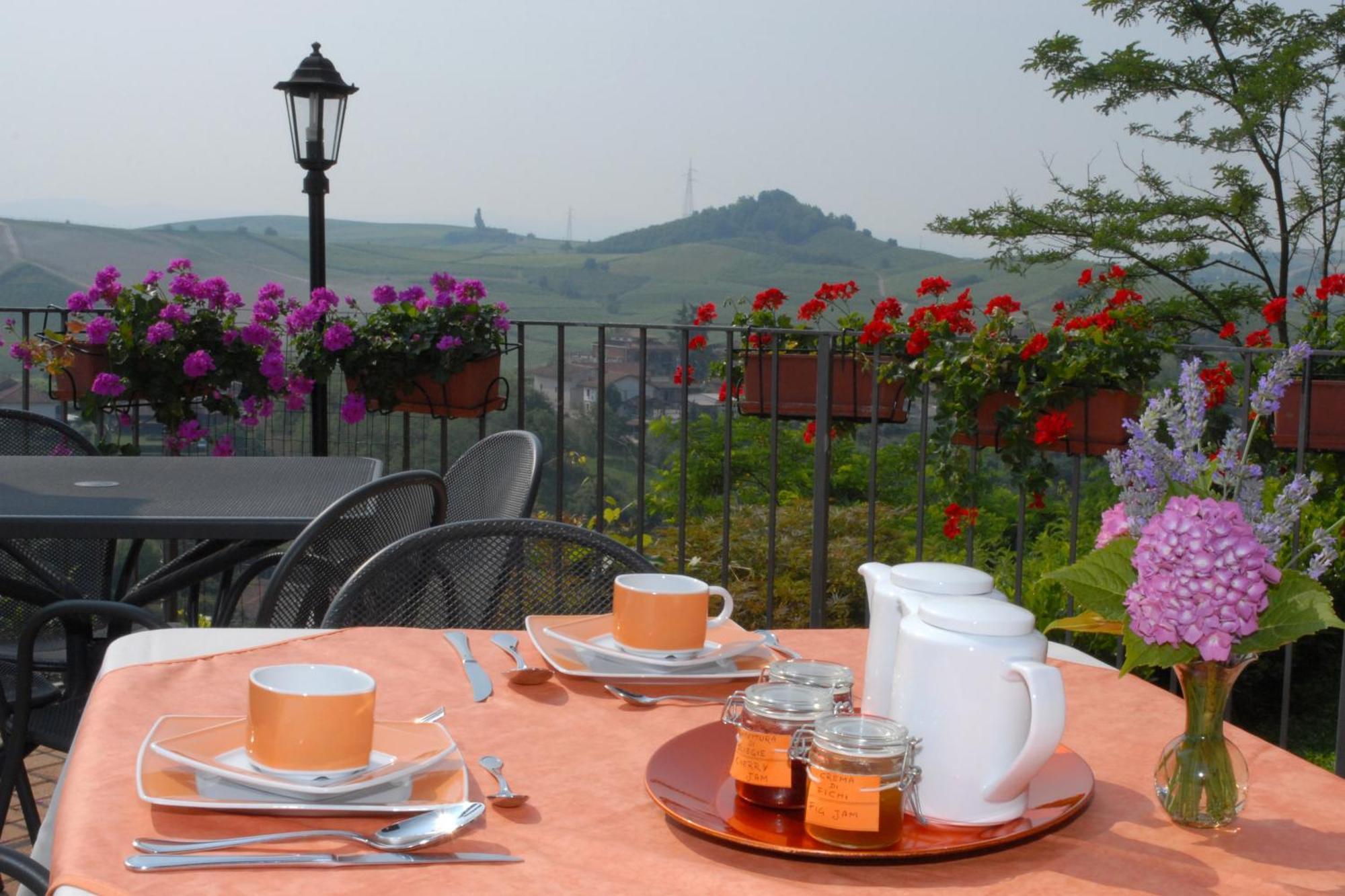 Il Borgo B&B Castellinaldo Bagian luar foto