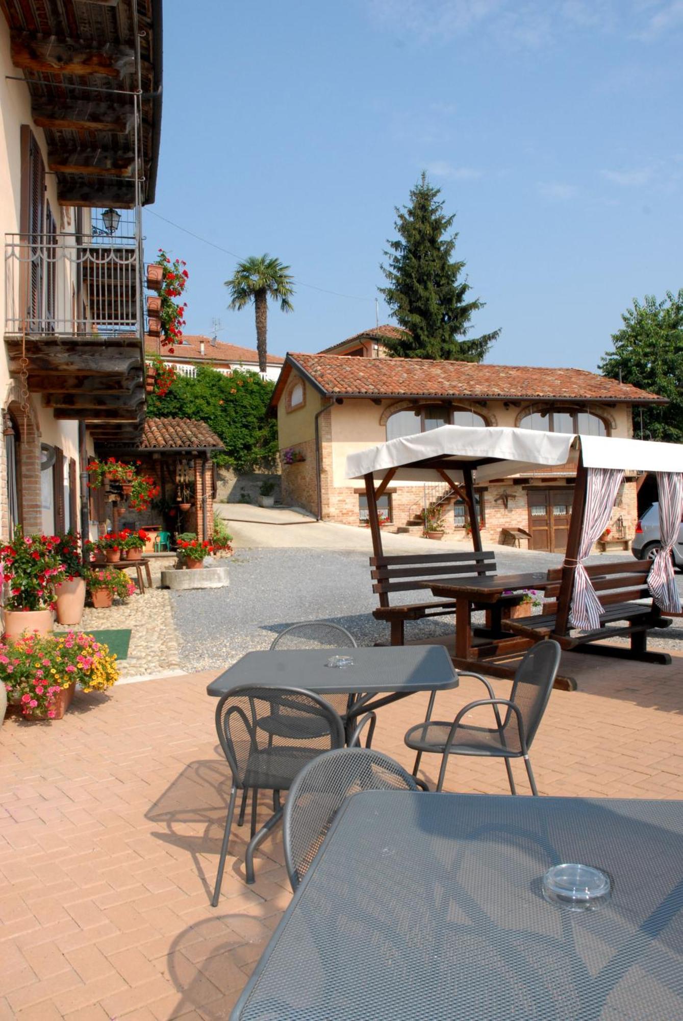 Il Borgo B&B Castellinaldo Bagian luar foto